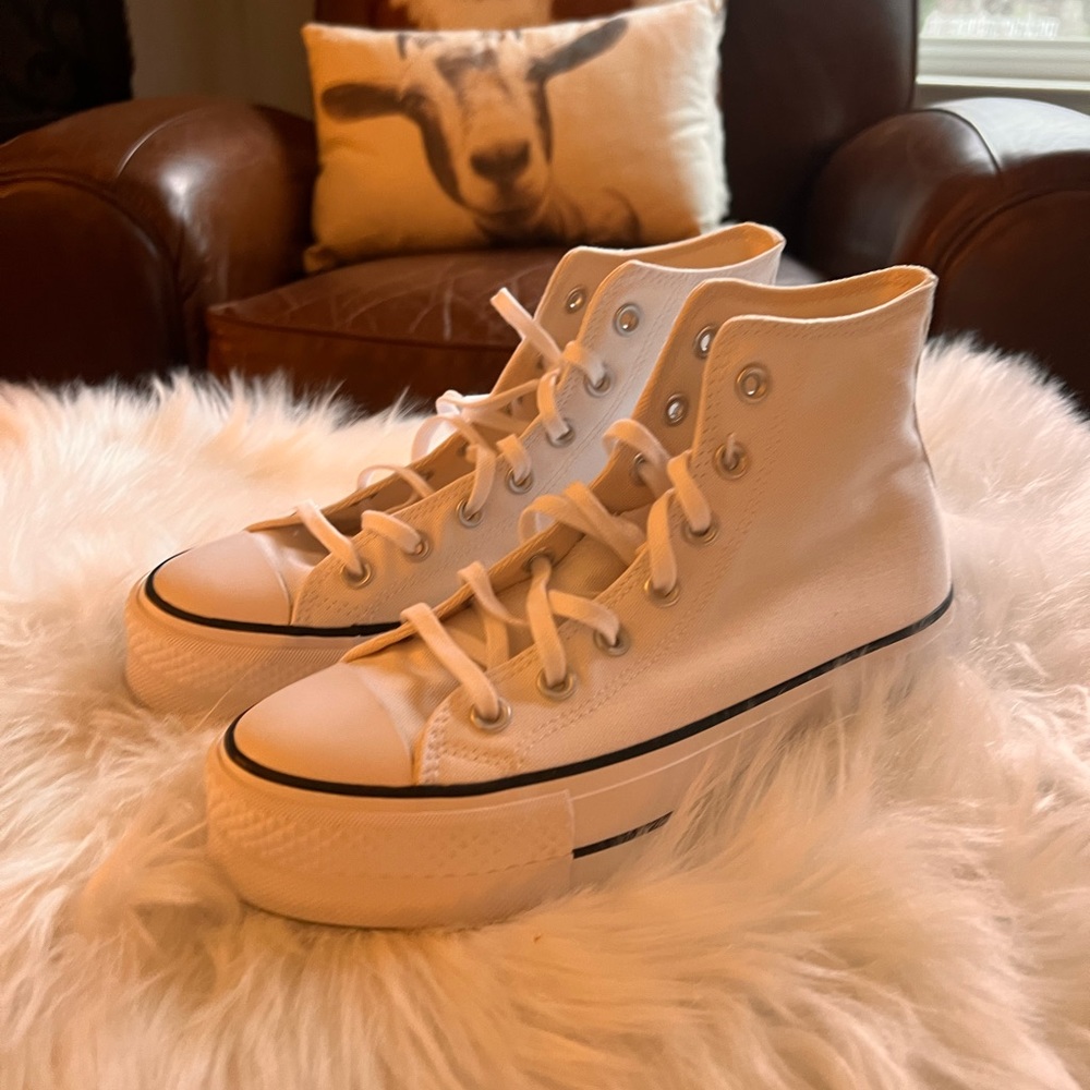 Converse woman’s tennis shoes